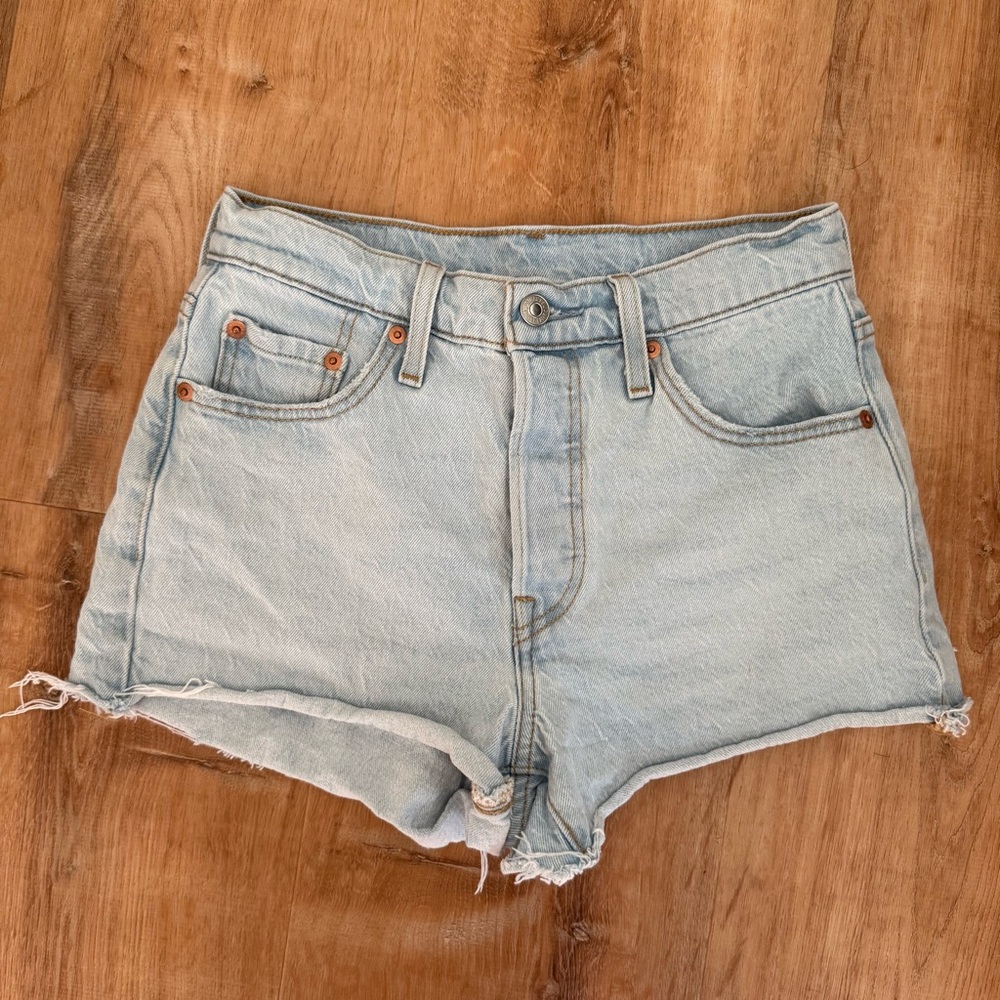 LEVI’s- 501 shorts size 25